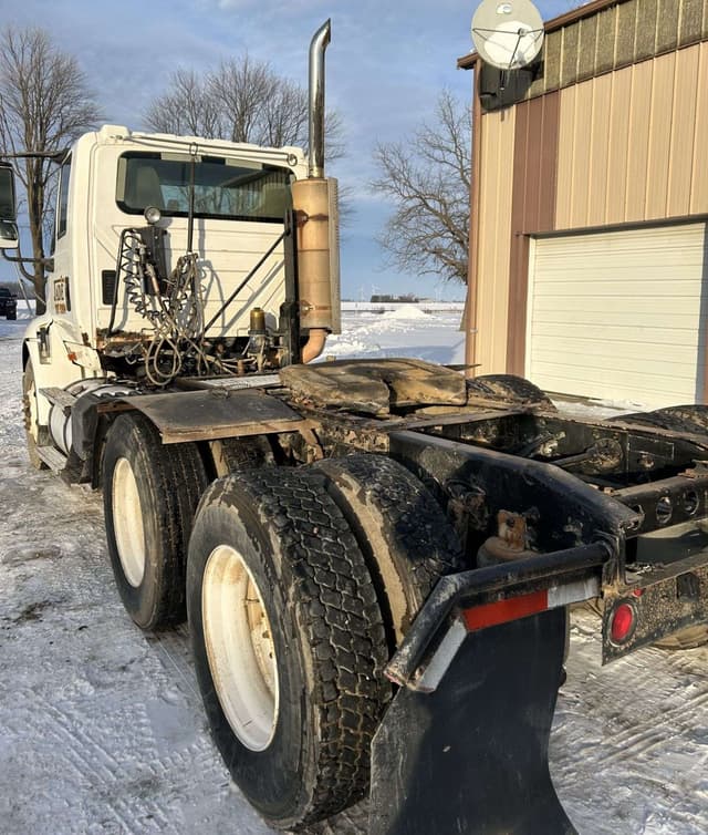 Image of International 8600 equipment image 4