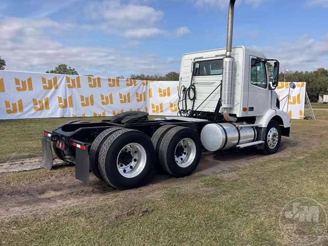 Image of Volvo VNM equipment image 4