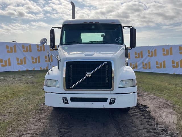 Image of Volvo VNM equipment image 1