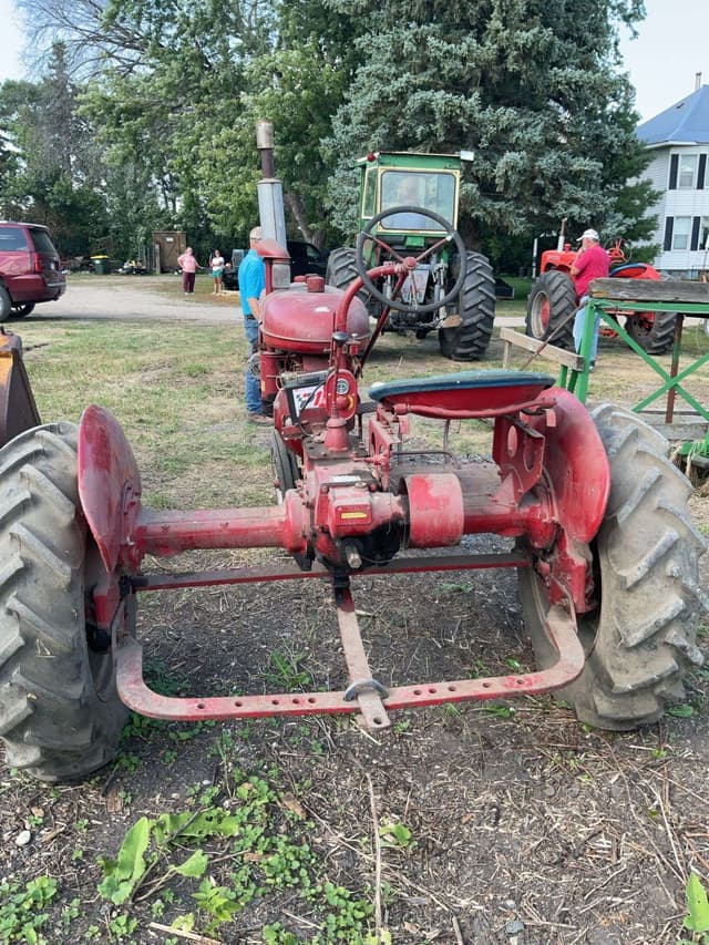 Image of Farmall B equipment image 3