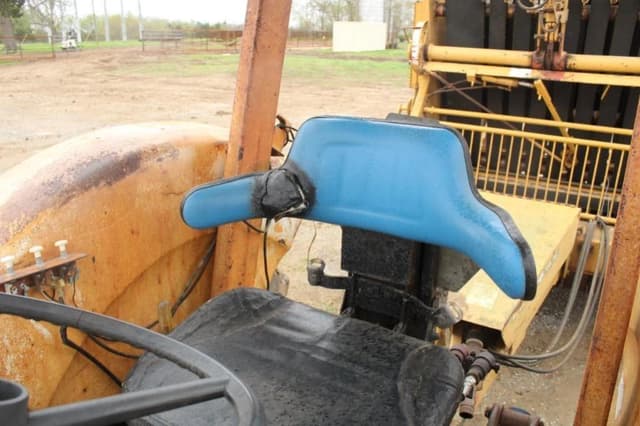 Image of Ford 7000 equipment image 2