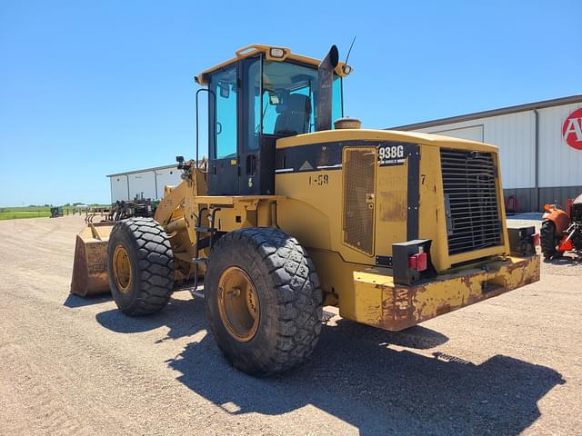 Image of Caterpillar 938G equipment image 3