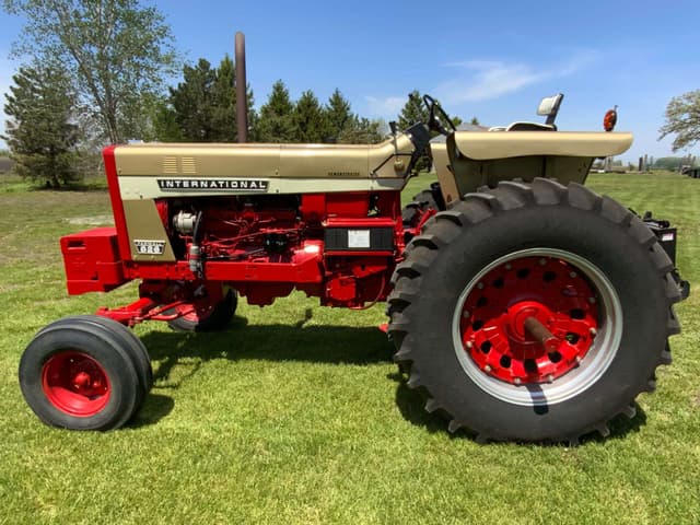 Image of International Harvester 826 equipment image 2