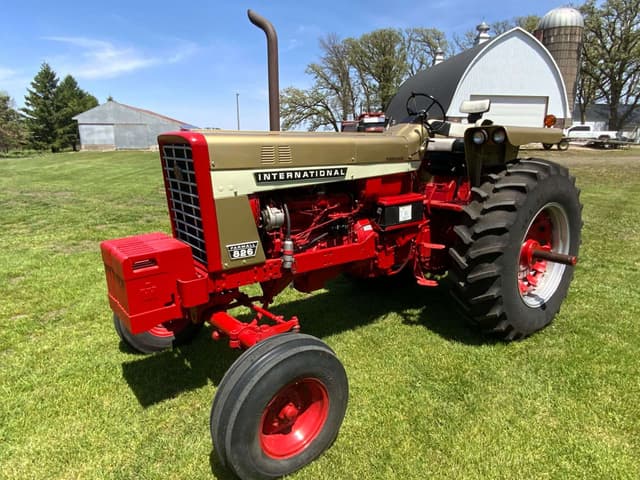 Image of International Harvester 826 equipment image 1