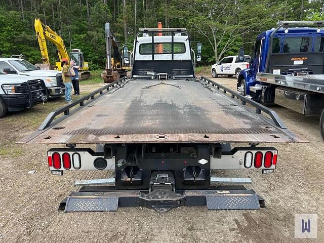 Image of Freightliner M2 106 equipment image 4