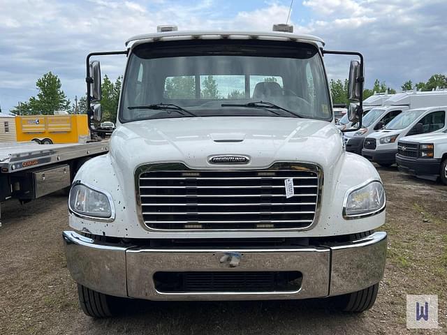 Image of Freightliner M2 106 equipment image 1