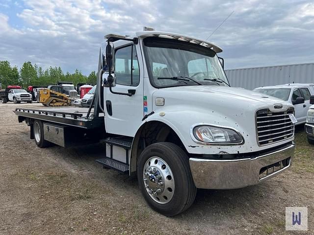 Image of Freightliner M2 106 equipment image 2