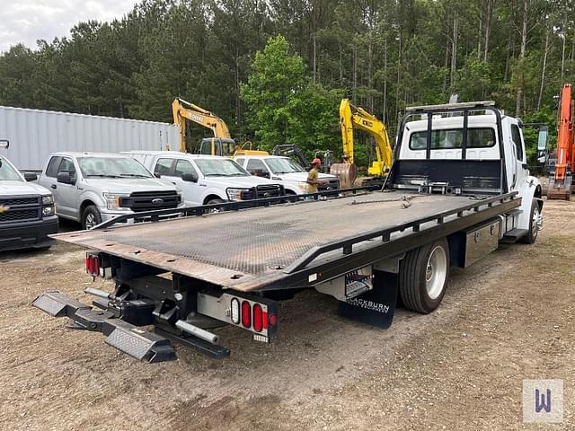 Image of Freightliner M2 106 equipment image 3