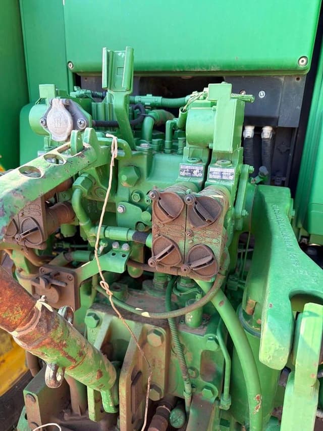 Image of John Deere 7330 equipment image 4