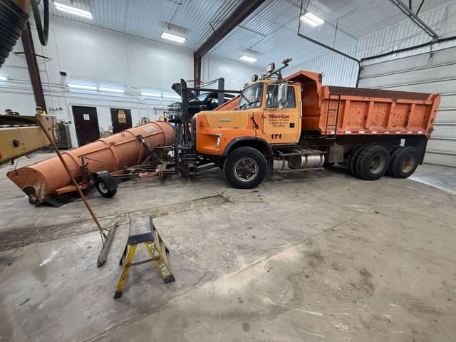 Image of Ford 9000 equipment image 4