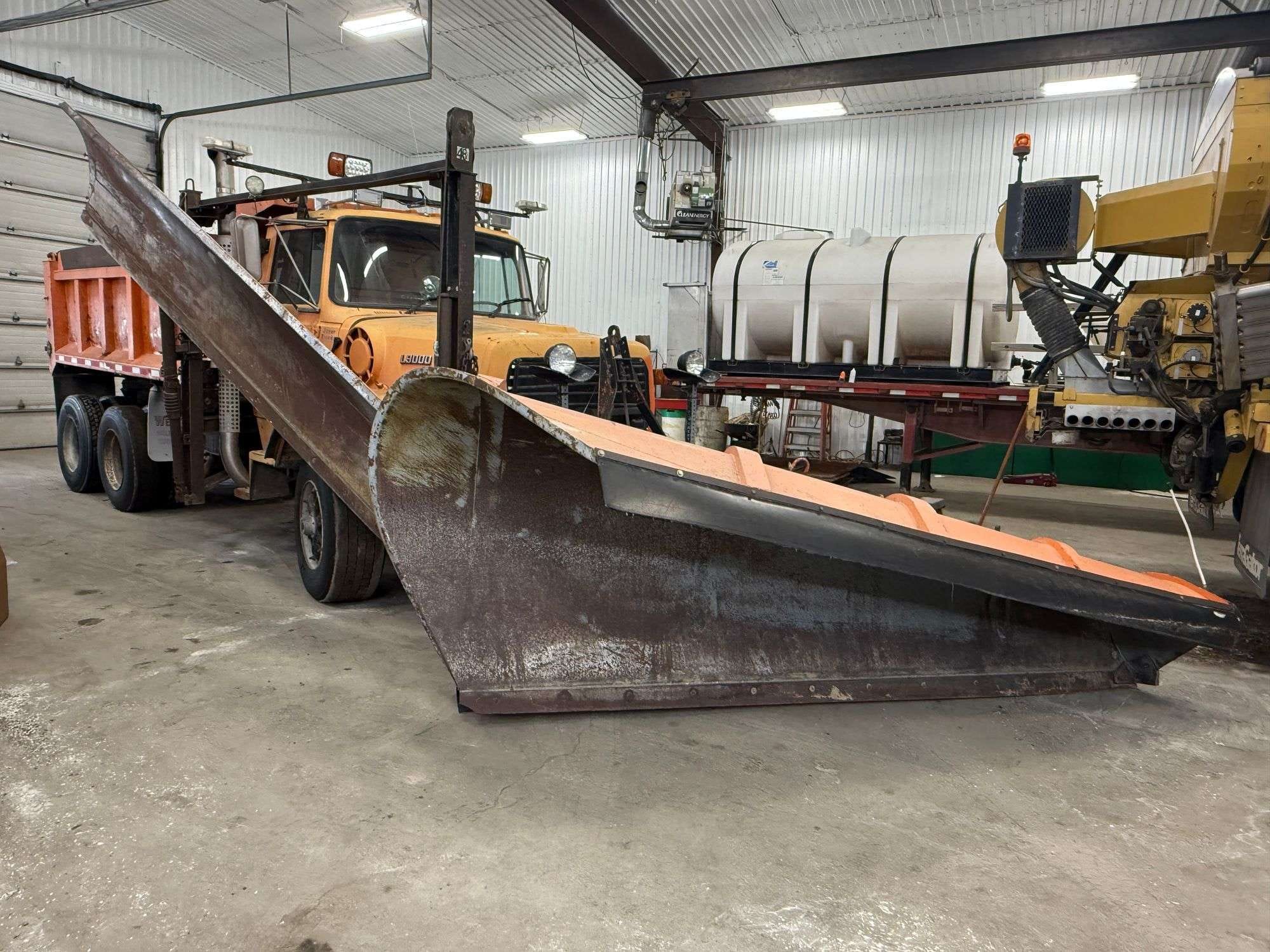 1995 Ford 9000 Equipment Image0