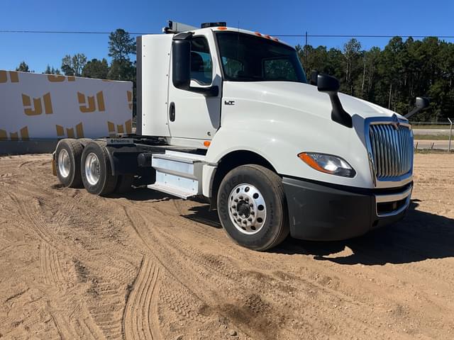 Image of International LT625 equipment image 2