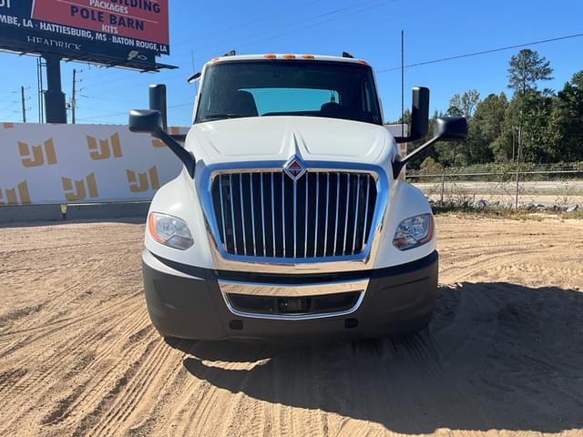 Image of International LT625 equipment image 1