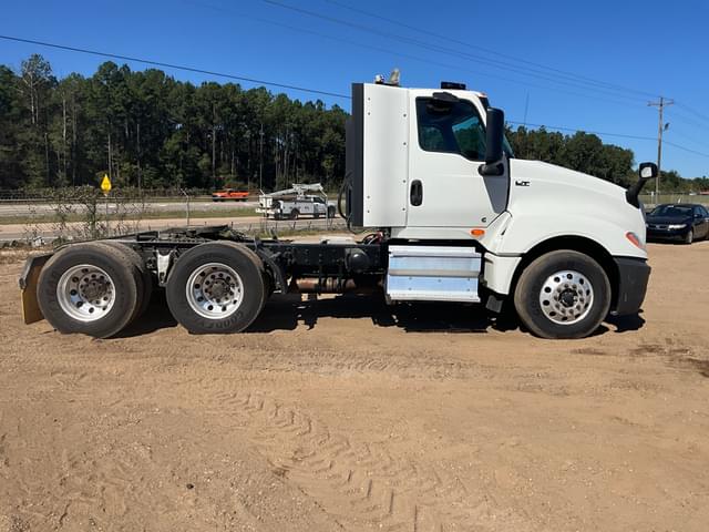 Image of International LT625 equipment image 3