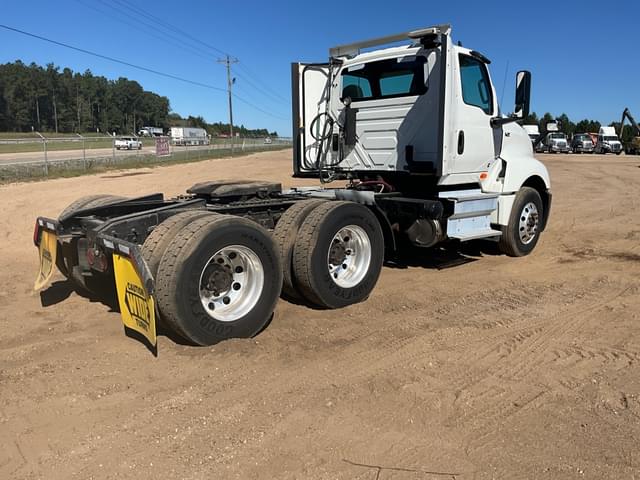 Image of International LT625 equipment image 4