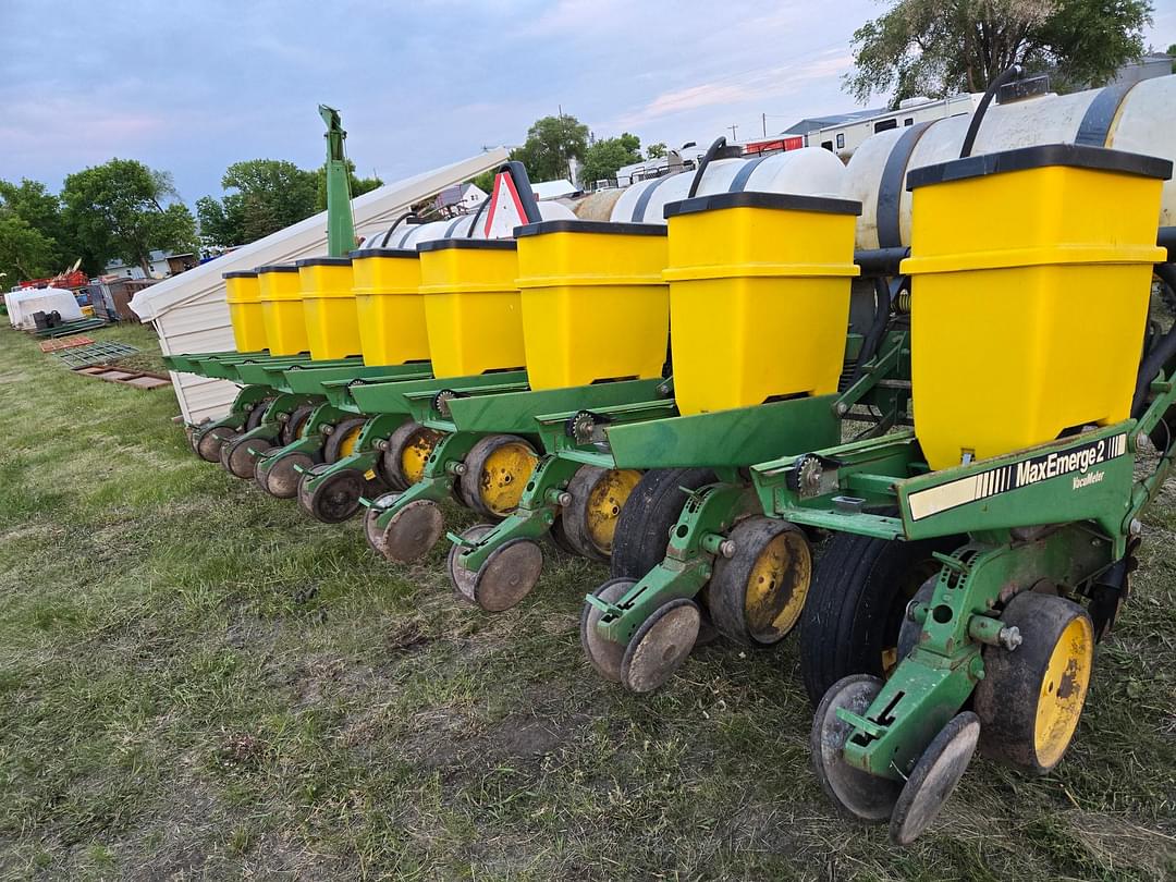 Image of John Deere 7200 Image 1