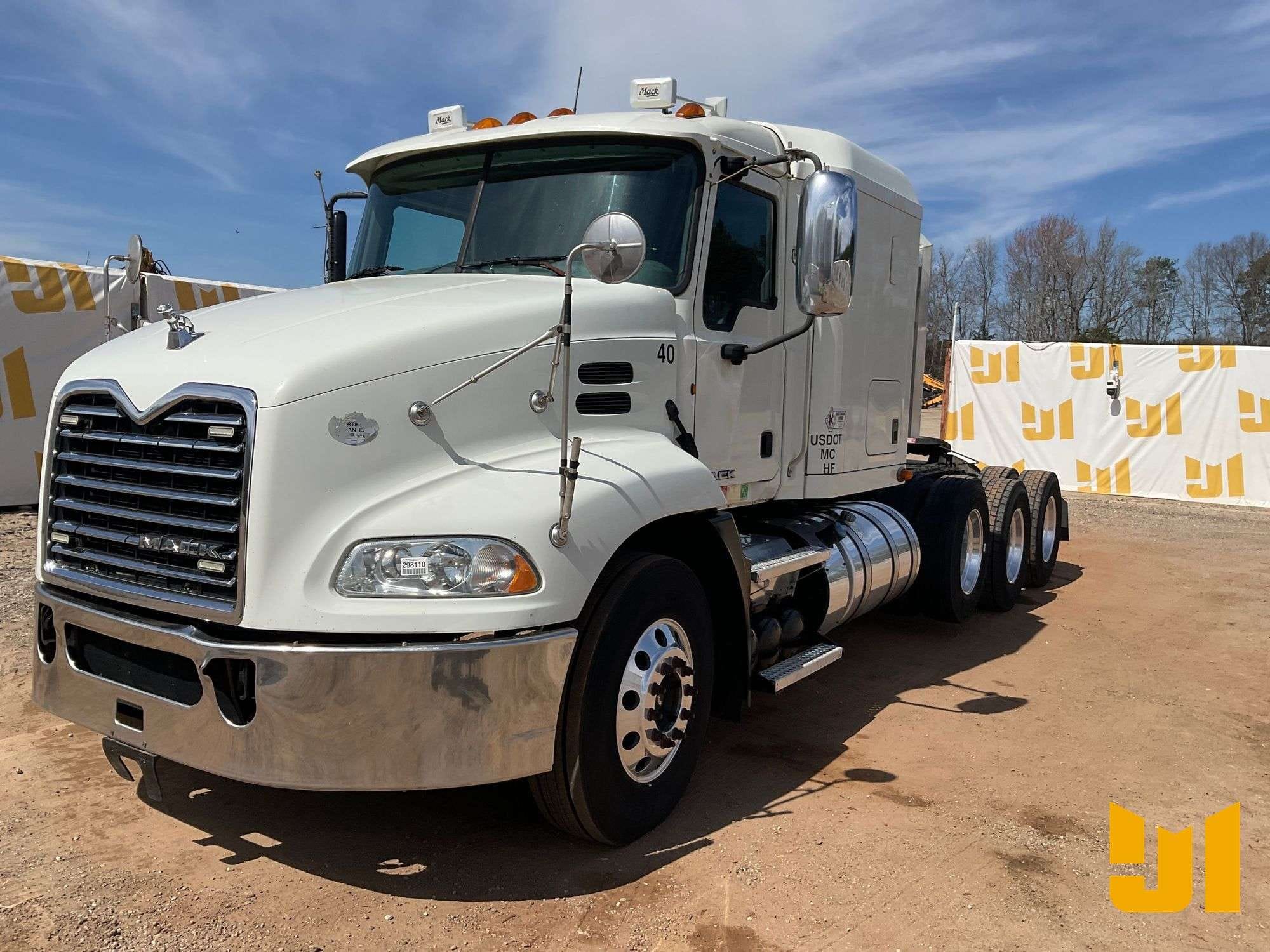 2014 Mack CXU613 Equipment Image0