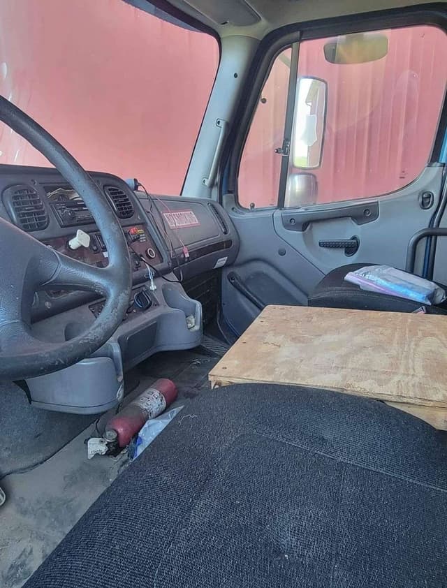 Image of Freightliner M2-106 equipment image 4