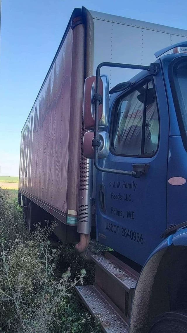 Image of Freightliner M2-106 equipment image 1