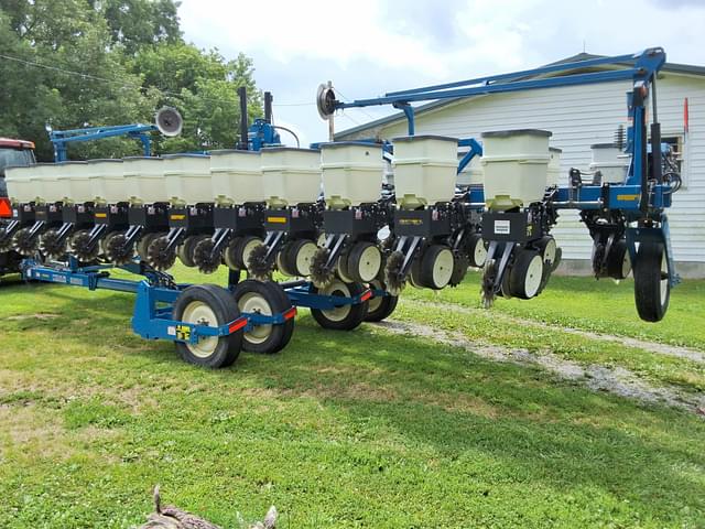 Image of Kinze 3600 equipment image 2