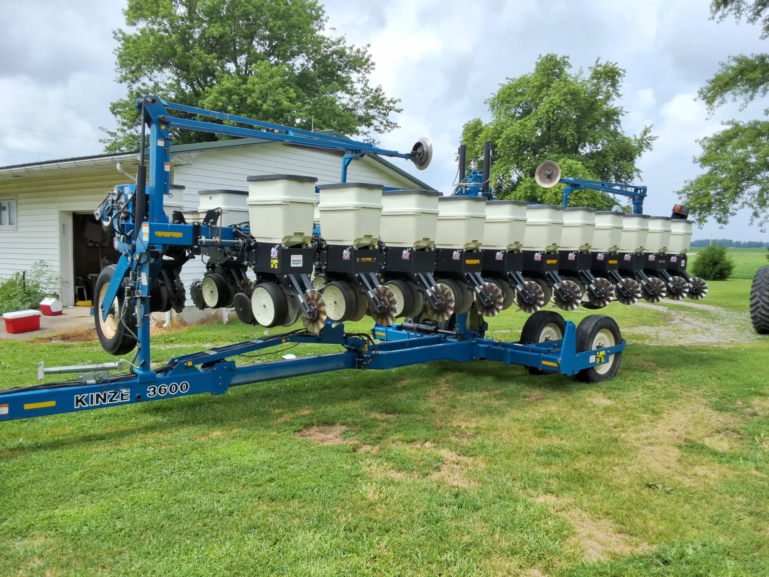 2008 Kinze 3600 Equipment Image0