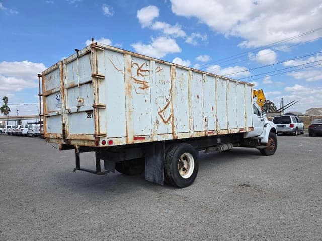 Image of Ford F-750 equipment image 4