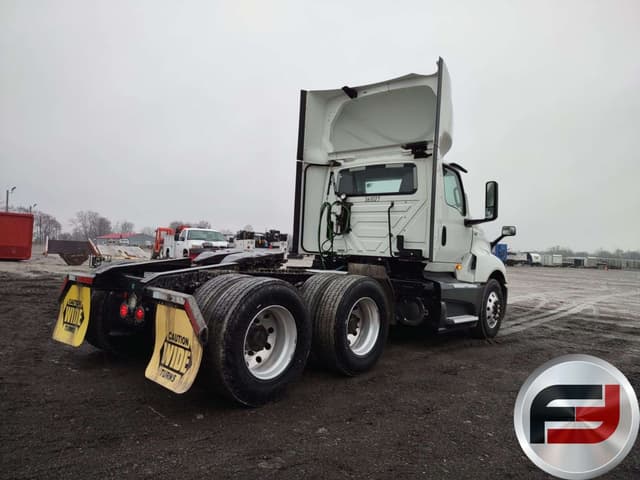 Image of International LT625 equipment image 3