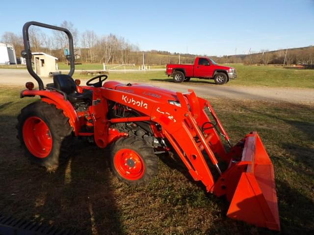 Image of Kubota L3302 equipment image 2