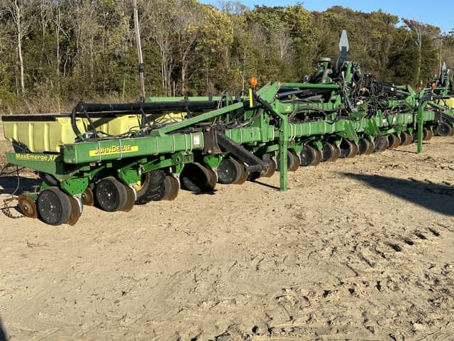 Image of John Deere 1720 equipment image 1