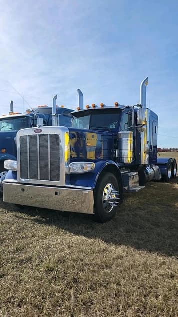 Main image Peterbilt 389