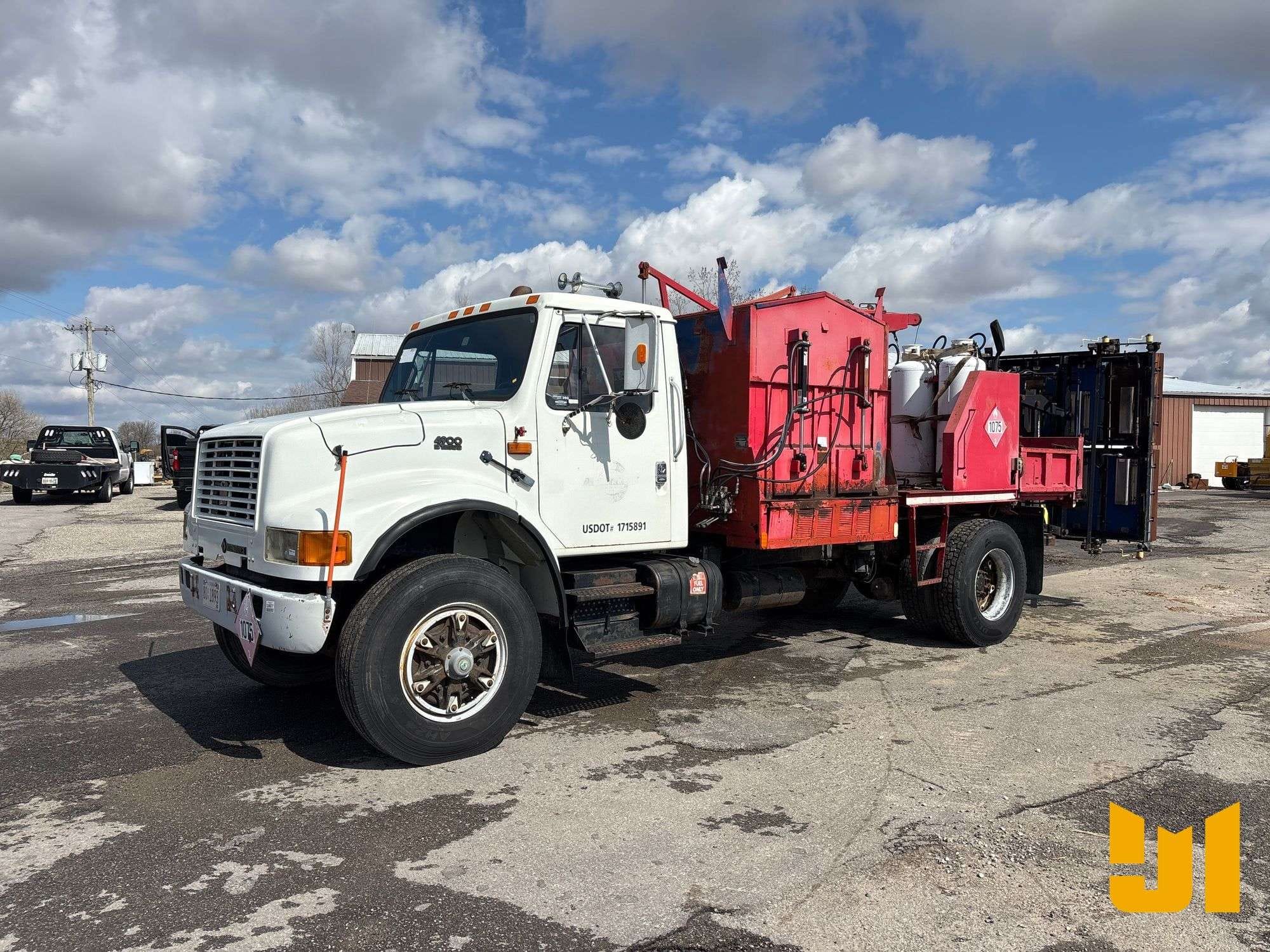 1995 International 4900 Equipment Image0