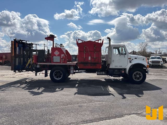Image of International 4900 equipment image 3