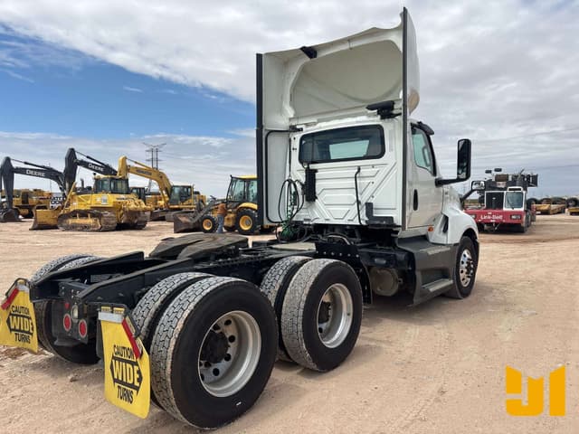 Image of International LT625 equipment image 4