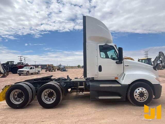 Image of International LT625 equipment image 3