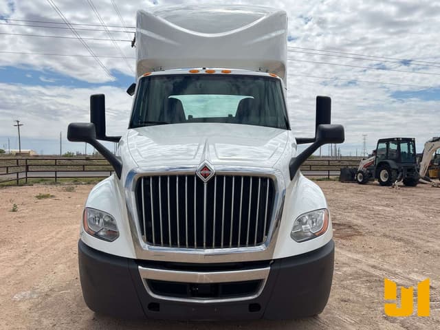 Image of International LT625 equipment image 1