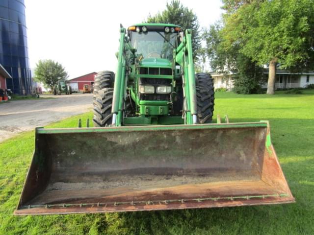 Image of John Deere 7520 equipment image 2