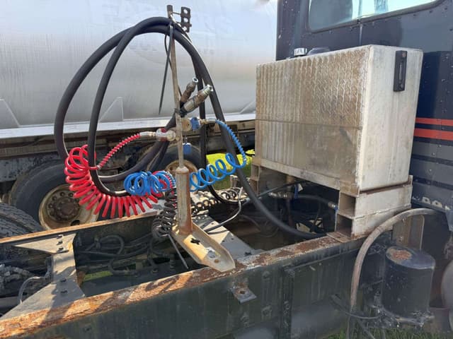 Image of Peterbilt 382 equipment image 4
