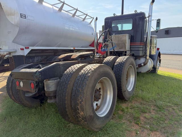 Image of Peterbilt 382 equipment image 3