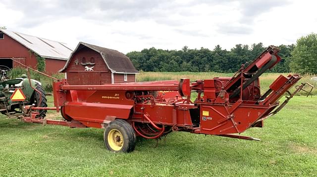 Image of New Holland 311 equipment image 3