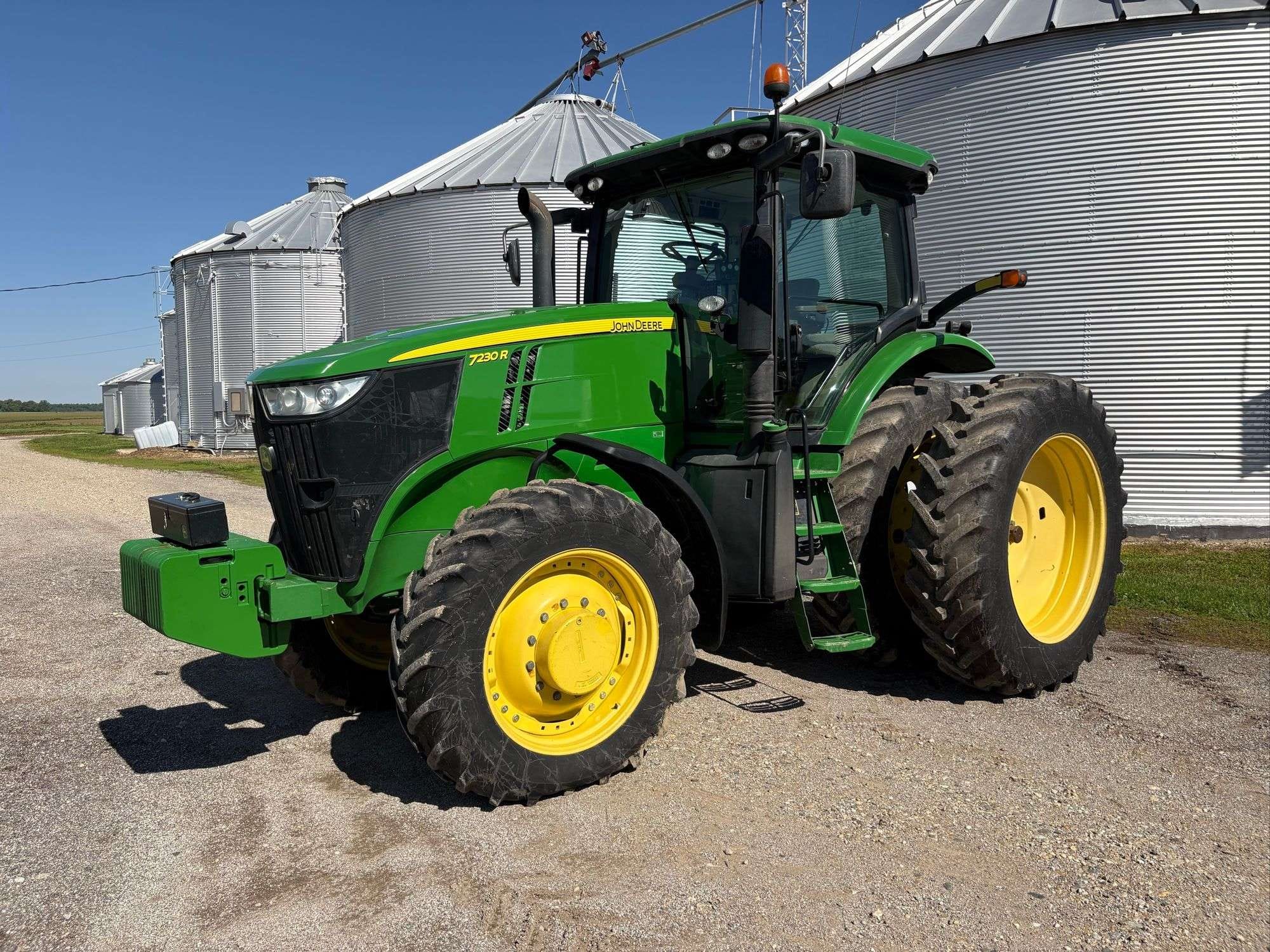 2012 John Deere 7230R Equipment Image0