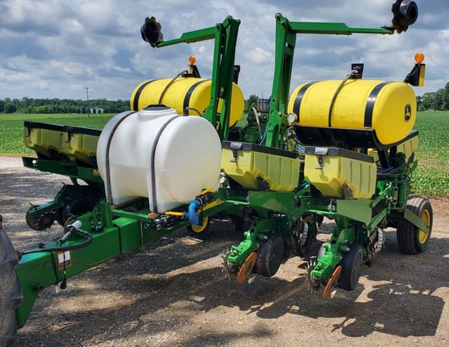 Image of John Deere 1760 equipment image 1