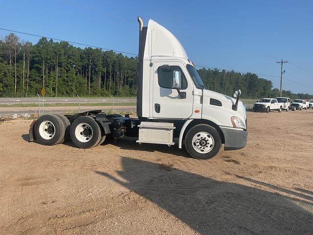 Image of Freightliner Cascadia equipment image 3