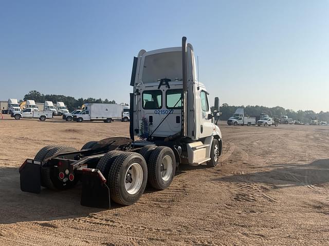 Image of Freightliner Cascadia equipment image 4