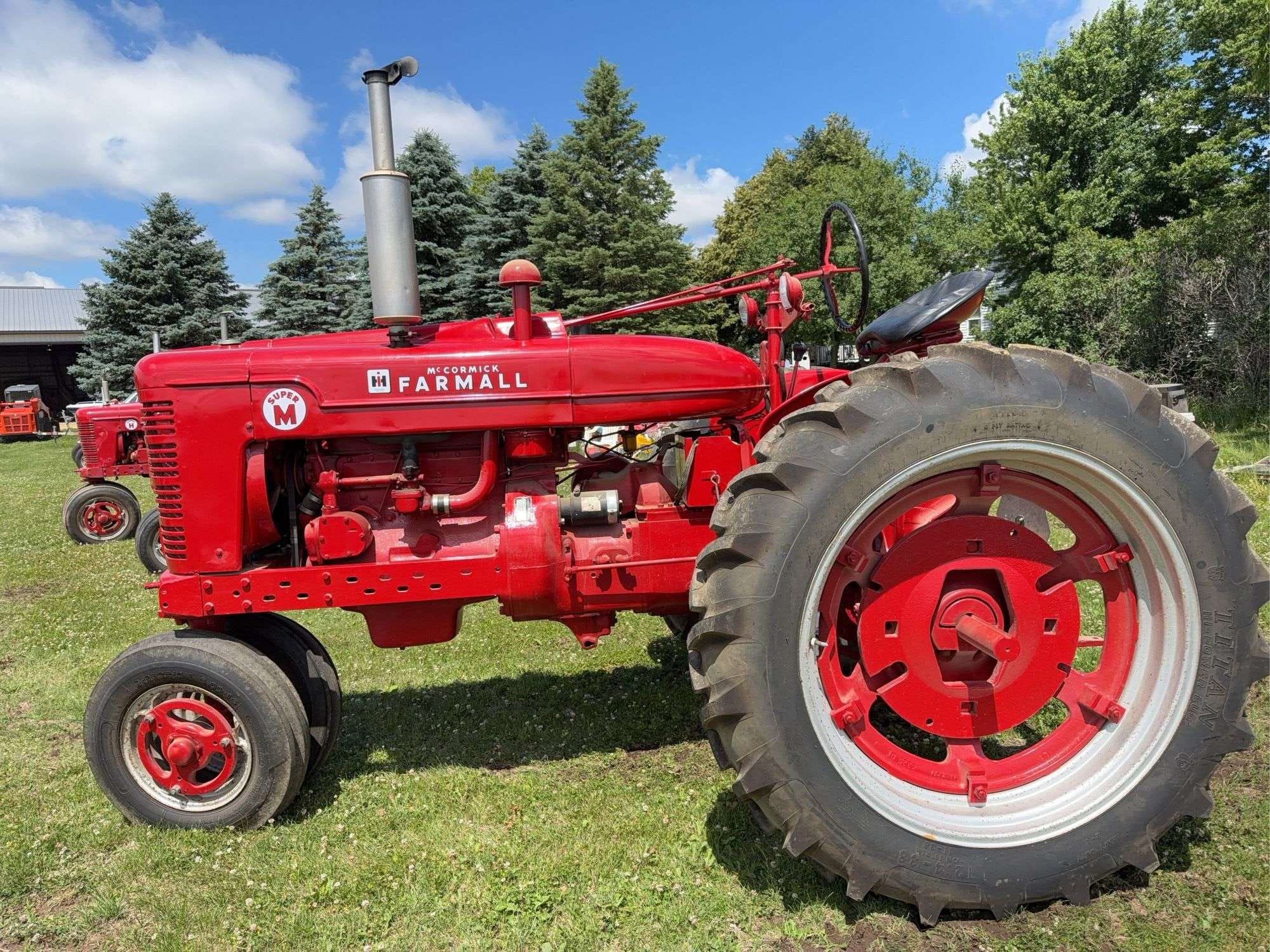 1952 Farmall Super M Equipment Image0
