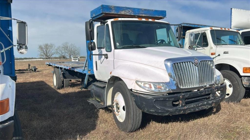 2004 International 4300 Equipment Image0