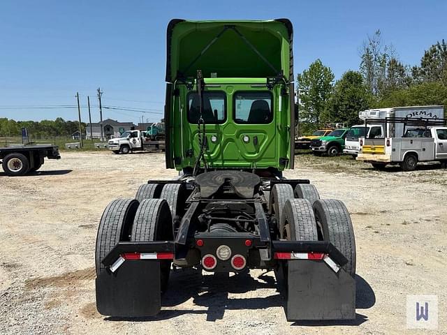 Image of Freightliner Cascadia 116 equipment image 4