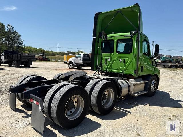 Image of Freightliner Cascadia 116 equipment image 3