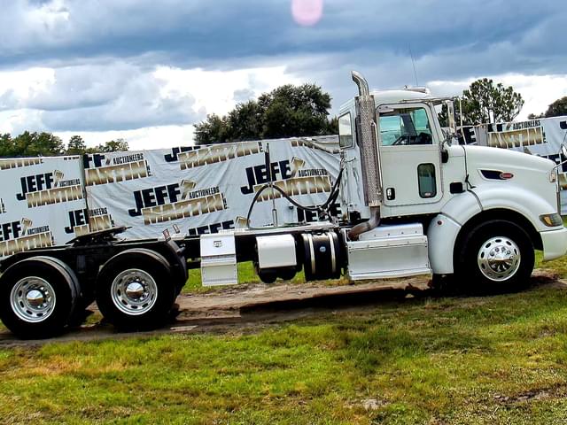 Image of Peterbilt 384 equipment image 3