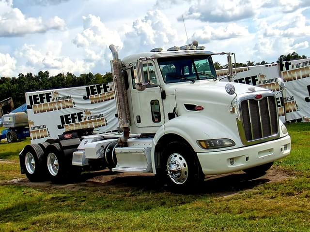 Image of Peterbilt 384 equipment image 2