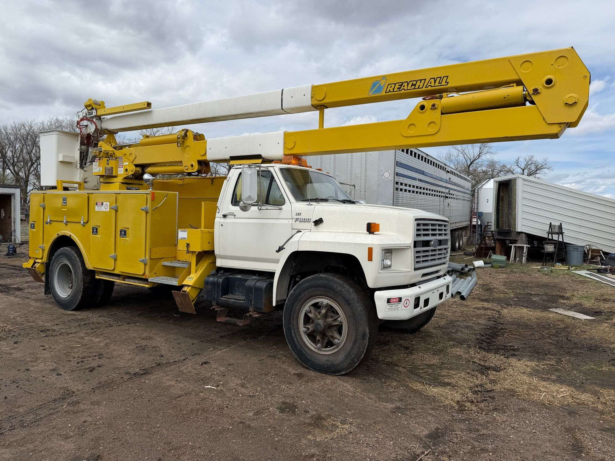 1990 Ford F-8000 Equipment Image0
